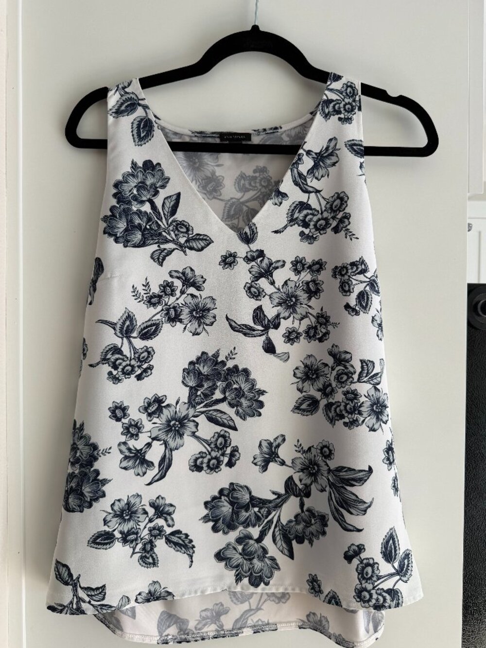 Ann Taylor Floral V-Neck Shell - White & Navy
